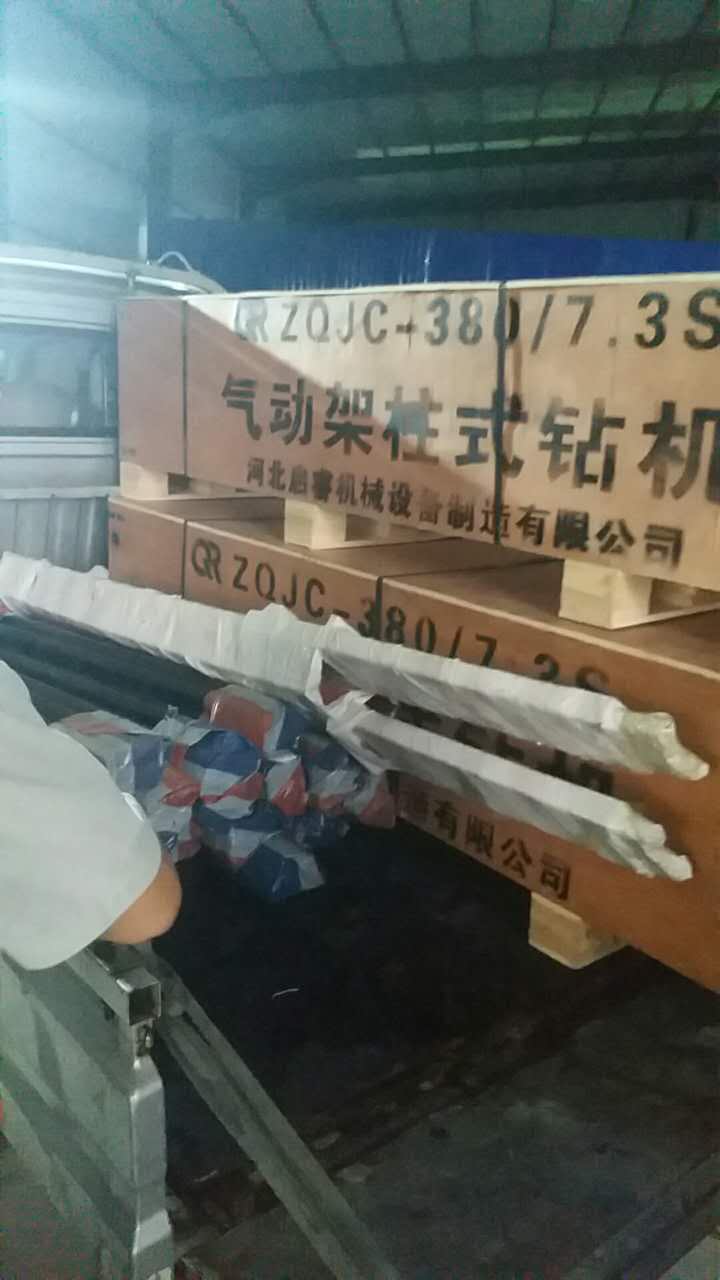 氣動探水鉆機經(jīng)風(fēng)冒雨，及時送往山西襄垣